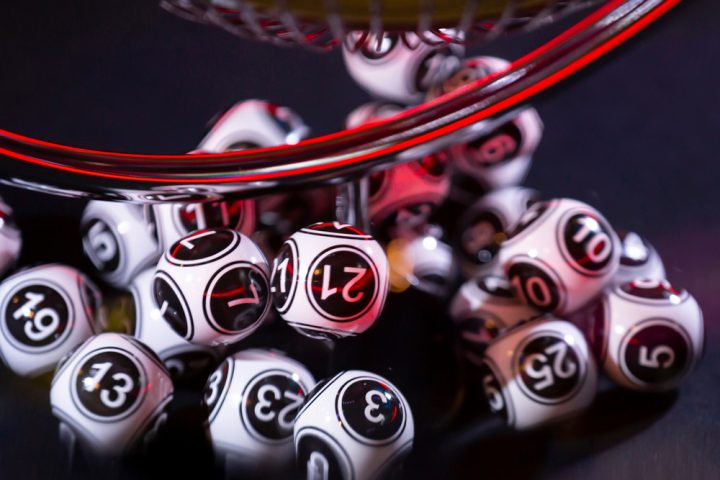宝くじに当たる確率を例えると隕石より低い？宝くじの当選確率を比較！
